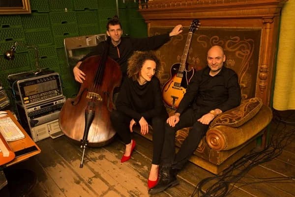 Petra Ernyei Trio – Ze synagogy do Hollywoodu