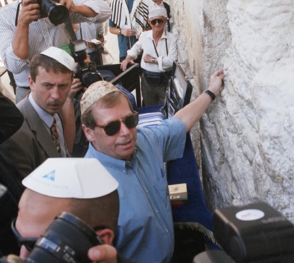 Václav Havel u Zdi nářků v Jeruzalémě, 1997