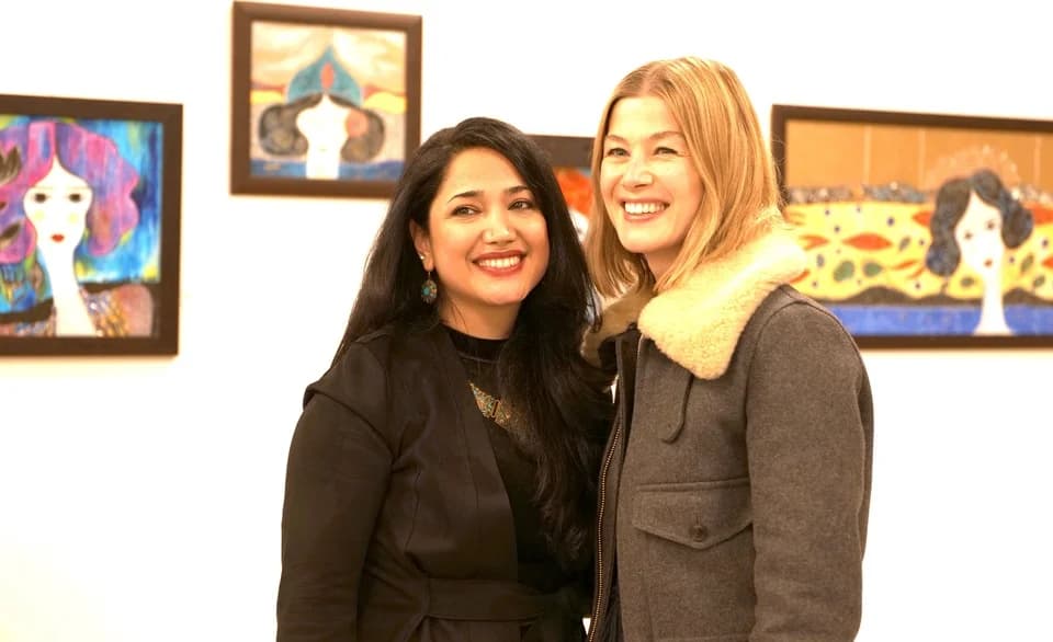 Malířka Rihana SG a herečka Rosamund Pike