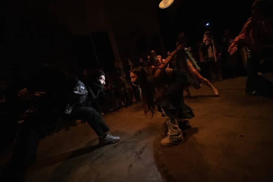 Fashion performance: "Od pravdy neutečeš"