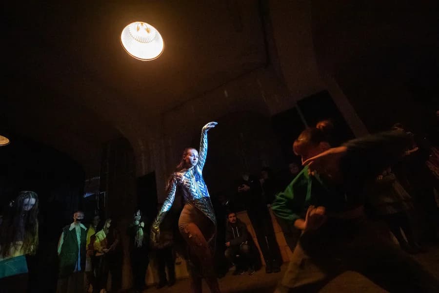 Fashion performance: "Od pravdy neutečeš"