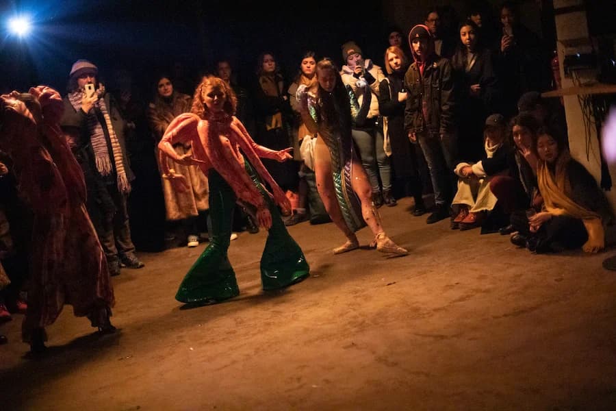 Fashion performance: "Od pravdy neutečeš"