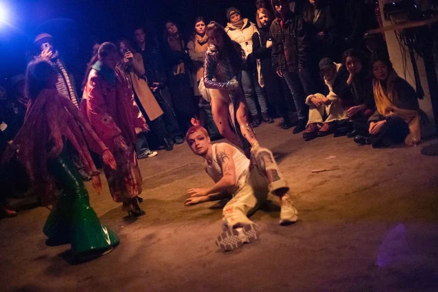 Fashion performance: "Od pravdy neutečeš"